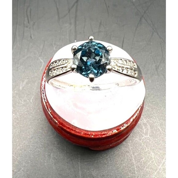 Beautiful Blue Topaz Ring set in 925 - Adjustable - Picture 1 of 5